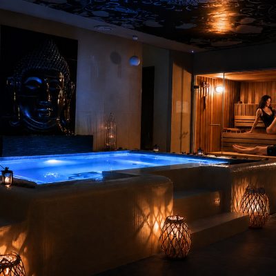 Circuito de spa de Healing Spa: piscina climatizada con hidromasaje y sauna finlandesa