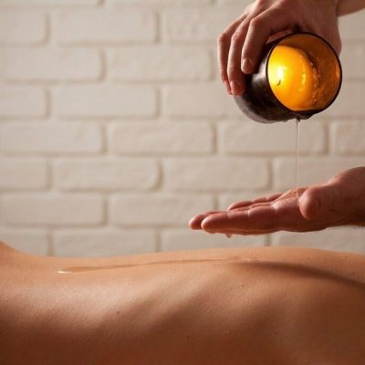 Masaje con aceite tibio de vela aromática en Healing Spa Barcelona